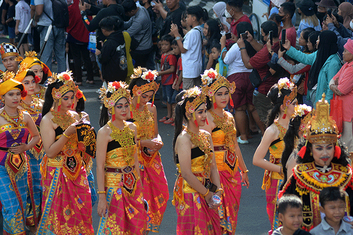 Peserta Karnaval Seni Budaya Lintas Agama dan Pawai Ogoh-Ogoh saat melintas di kawasan Tugu Muda Kota Semarang, Jawa Tengah, Minggu (30/4/2023).