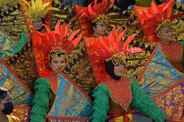 Peserta Karnaval Seni Budaya Lintas Agama dan Pawai Ogoh-Ogoh saat melintas di kawasan Tugu Muda Kota Semarang, Jawa Tengah, Minggu (30/4/2023).