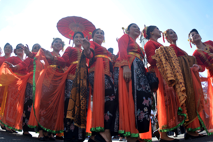 Peserta Karnaval Seni Budaya Lintas Agama dan Pawai Ogoh-Ogoh saat melintas di kawasan Tugu Muda Kota Semarang, Jawa Tengah, Minggu (30/4/2023).