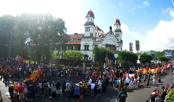 Peserta Karnaval Seni Budaya Lintas Agama dan Pawai Ogoh-Ogoh saat melintas di kawasan Tugu Muda Kota Semarang, Jawa Tengah, Minggu (30/4/2023).