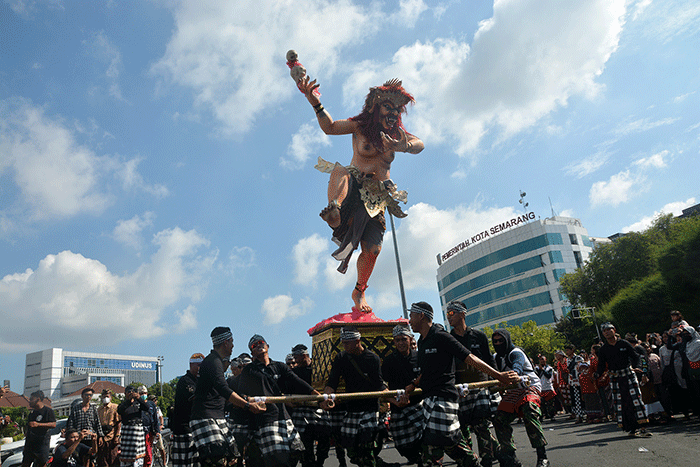Peserta Karnaval Seni Budaya Lintas Agama dan Pawai Ogoh-Ogoh saat melintas di kawasan Tugu Muda Kota Semarang, Jawa Tengah, Minggu (30/4/2023).