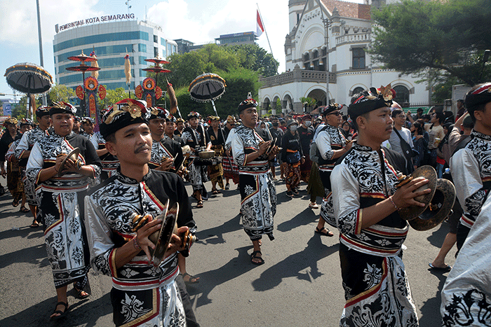 Peserta Karnaval Seni Budaya Lintas Agama dan Pawai Ogoh-Ogoh saat melintas di kawasan Tugu Muda Kota Semarang, Jawa Tengah, Minggu (30/4/2023).