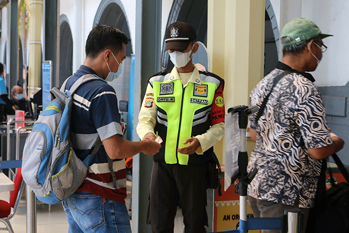 Suasana calon penumpang di Stasiun Pasar Senen, Jakarta, Sabtu (29/4/2023).