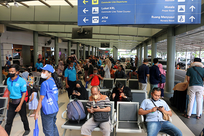 Suasana calon penumpang di Stasiun Pasar Senen, Jakarta, Sabtu (29/4/2023).