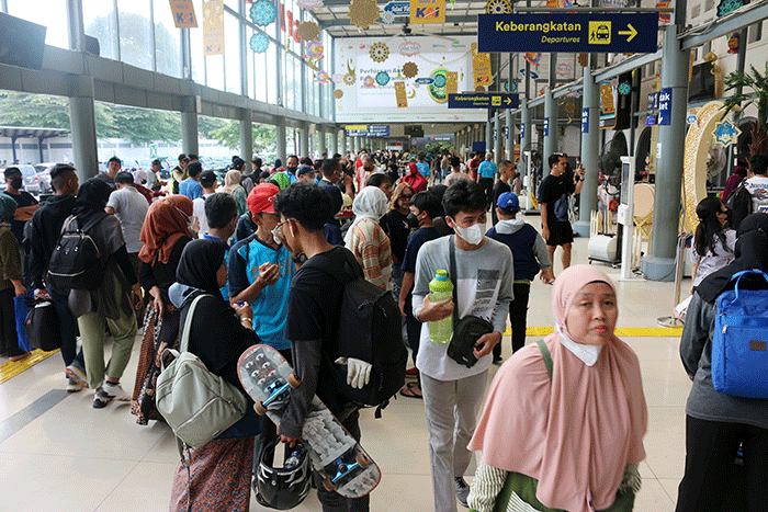 Suasana calon penumpang di Stasiun Pasar Senen, Jakarta, Sabtu (29/4/2023).