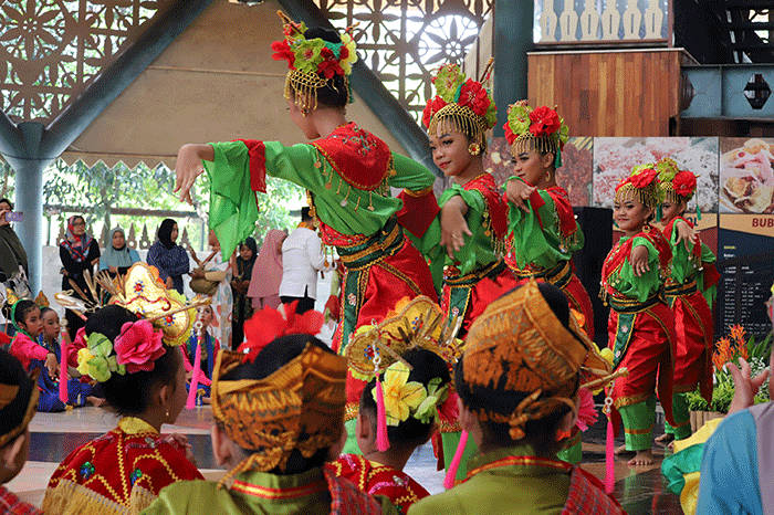 Sejumlah penari membawakan tarian saat memperingati Hari Tari Sedunia di Perkampungan Budaya Betawi, Setu Babakan, Jakarta, Sabtu (29/4/2023).