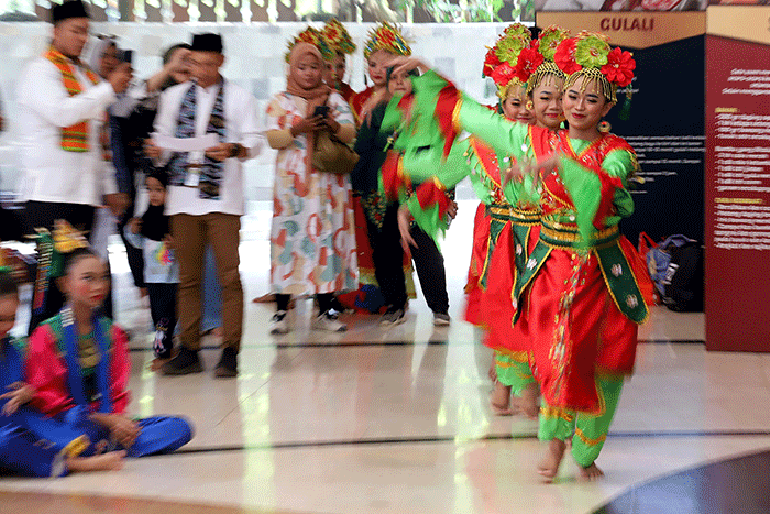 Sejumlah penari membawakan tarian saat memperingati Hari Tari Sedunia di Perkampungan Budaya Betawi, Setu Babakan, Jakarta, Sabtu (29/4/2023).