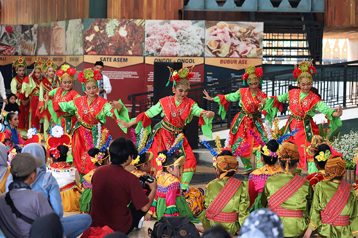 Sejumlah penari membawakan tarian saat memperingati Hari Tari Sedunia di Perkampungan Budaya Betawi, Setu Babakan, Jakarta, Sabtu (29/4/2023).