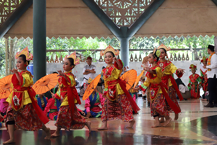Sejumlah penari membawakan tarian saat memperingati Hari Tari Sedunia di Perkampungan Budaya Betawi, Setu Babakan, Jakarta, Sabtu (29/4/2023).