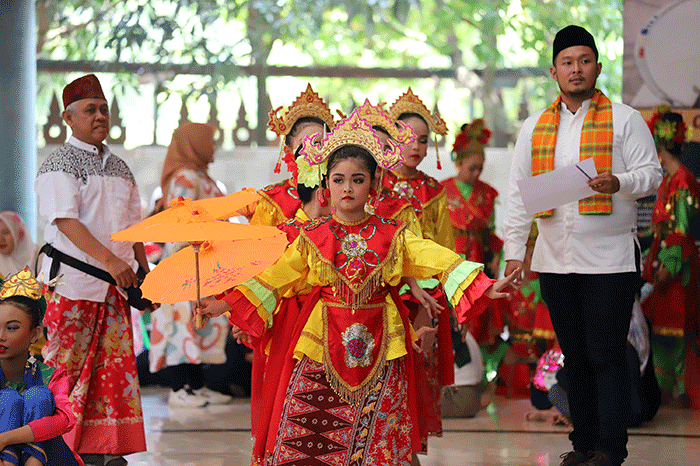 Sejumlah penari membawakan tarian saat memperingati Hari Tari Sedunia di Perkampungan Budaya Betawi, Setu Babakan, Jakarta, Sabtu (29/4/2023).