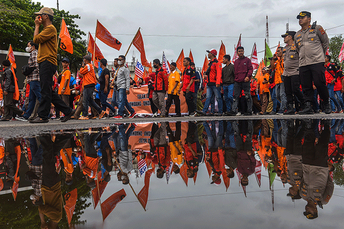 Massa buruh dari berbagai konfederasi dan serikat buruh melakukan aksi memperingati Hari Buruh Internasional.