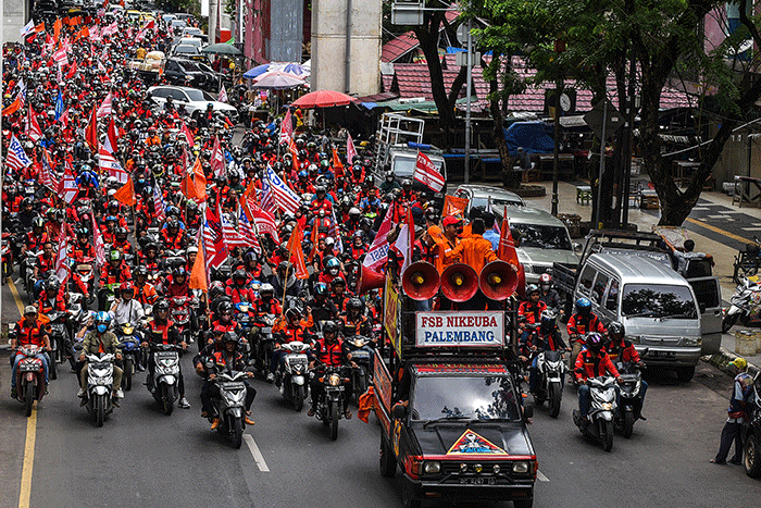 Massa buruh dari berbagai konfederasi dan serikat buruh melakukan aksi memperingati Hari Buruh Internasional.