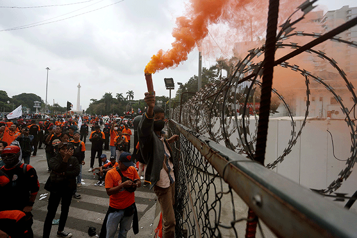 Buruh dari berbagai aliansi melakukan aksi damai dalam rangka Hari Buruh Internasional di Jalan Medan Merdeka Barat, Jakarta, Senin (1/5/2023).