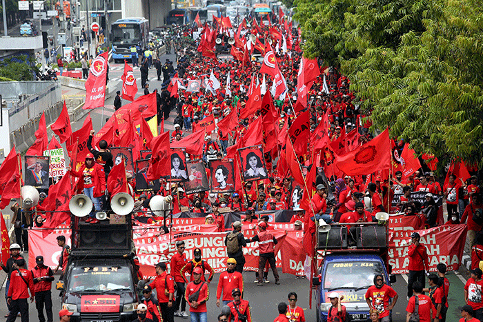 Buruh dari berbagai aliansi melakukan aksi damai dalam rangka Hari Buruh Internasional di Jalan Medan Merdeka Barat, Jakarta, Senin (1/5/2023).