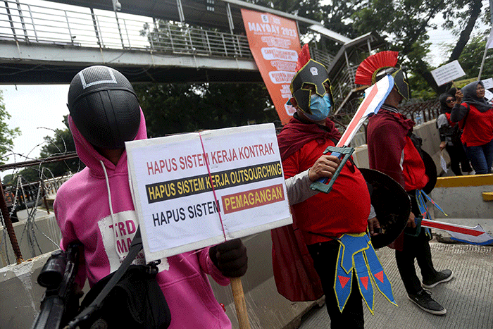 Buruh dari berbagai aliansi melakukan aksi damai dalam rangka Hari Buruh Internasional di Jalan Medan Merdeka Barat, Jakarta, Senin (1/5/2023).