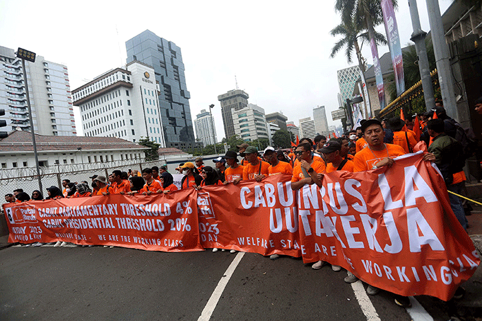 Buruh dari berbagai aliansi melakukan aksi damai dalam rangka Hari Buruh Internasional di Jalan Medan Merdeka Barat, Jakarta, Senin (1/5/2023).