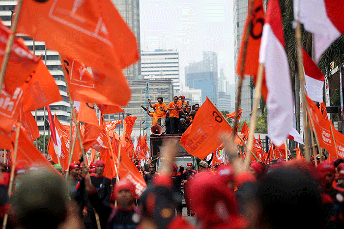 Buruh dari berbagai aliansi melakukan aksi damai dalam rangka Hari Buruh Internasional di Jalan Medan Merdeka Barat, Jakarta, Senin (1/5/2023).