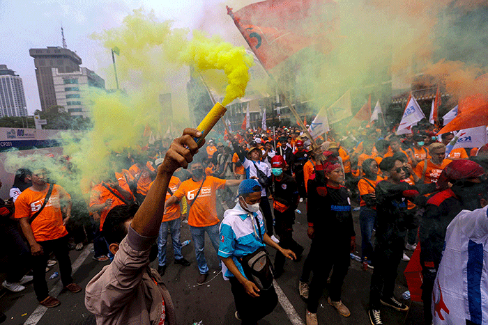 Buruh dari berbagai aliansi melakukan aksi damai dalam rangka Hari Buruh Internasional di Jalan Medan Merdeka Barat, Jakarta, Senin (1/5/2023).