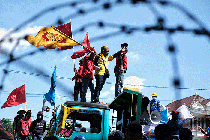 Ratusan buruh menggelar aksi unjuk rasa memperingati Hari Buruh Internasional di Jalan Urip Sumoharjo, Makassar, Sulawesi Selatan, Senin (1/5/2023).