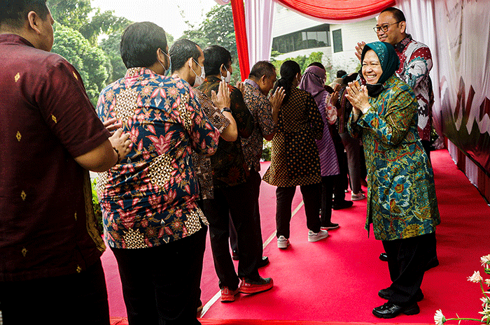 Menteri Sosial Tri Rismaharini saat memberikan arahan dalam rangka peningkatan kinerja pegawai di Halaman Kantor Kementerian Sosial.