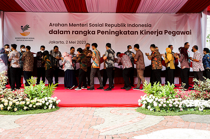 Menteri Sosial Tri Rismaharini saat memberikan arahan dalam rangka peningkatan kinerja pegawai di Halaman Kantor Kementerian Sosial.