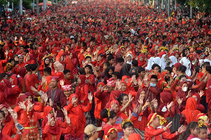 Sebanyak 11.476 penari joget bareng di sepanjang Jalan Pemuda, Semarang, Jawa Tengah, Selasa (2/5/2023).