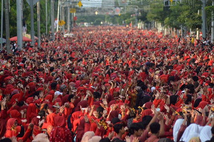 Sebanyak 11.476 penari joget bareng di sepanjang Jalan Pemuda, Semarang, Jawa Tengah, Selasa (2/5/2023).