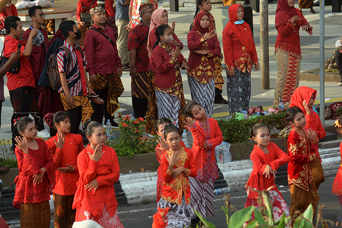 Sebanyak 11.476 penari joget bareng di sepanjang Jalan Pemuda, Semarang, Jawa Tengah, Selasa (2/5/2023).