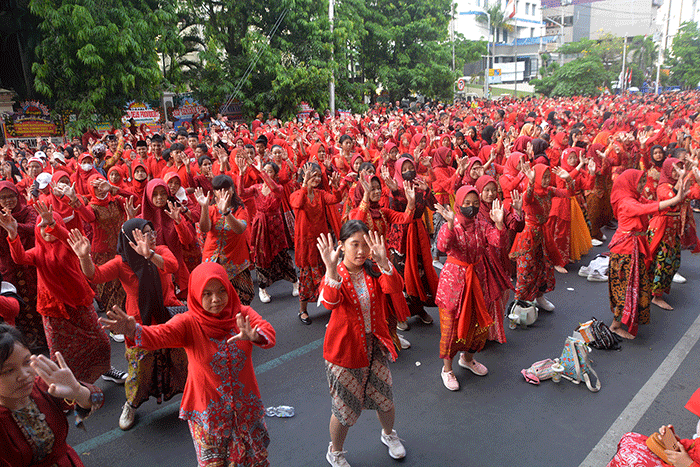 Sebanyak 11.476 penari joget bareng di sepanjang Jalan Pemuda, Semarang, Jawa Tengah, Selasa (2/5/2023).