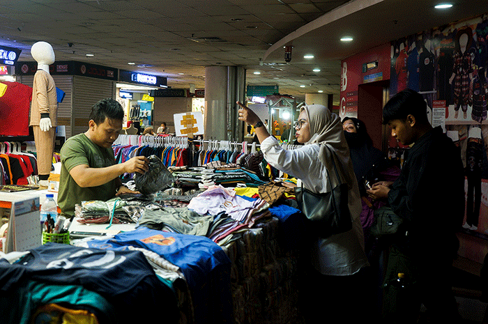 Pedagang menunggu kedatangan pembeli di Pasar Tanah Abang, Jakarta, Rabu (3/5/2023).