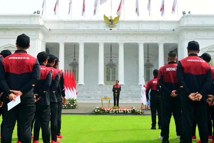 Presiden Joko Widodo secara resmi melepas kontingen Indonesia yang akan berlaga pada SEA Games Ke-32 di Kamboja pada 5-17 Mei 2023 di halaman Istana Merdeka.