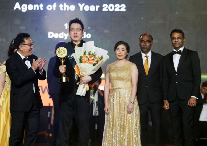 FWD Insurance menyerahkan penghargaan Agent of The Year di acara FWD Agency Award di Jakarta, Rabu (3/5/2023).
