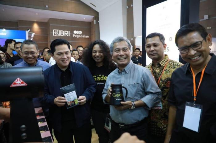 Menteri BUMN RI Erick Thohir mengunjungi salah satu stan peserta Indonesia Coffee Festival (ICF) di JIExpo, Kemayoran, Jakarta, Minggu (6/5/2023).