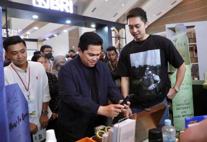 Menteri BUMN RI Erick Thohir mengunjungi salah satu stan peserta Indonesia Coffee Festival (ICF) di JIExpo, Kemayoran, Jakarta, Minggu (6/5/2023).