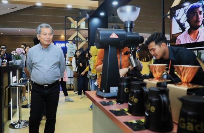 Direktur Utama BRI Sunarso mengunjungi salah satu stan peserta Indonesia Coffee Festival (ICF) di JIExpo, Kemayoran, Jakarta, Minggu (6/5/2023).