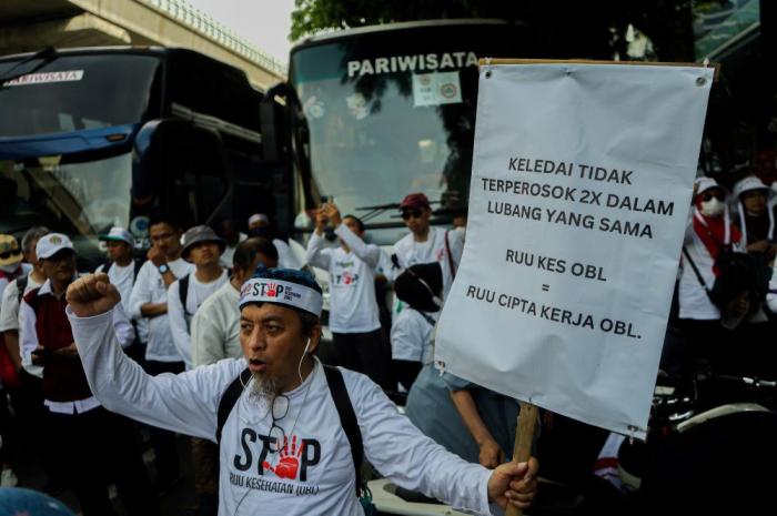Ribuan tenaga kesehatan (Nakes) yang tergabung ke dalam sejumlah organisasi profesi kesehatan menggelar aksi demo di depan kantor Kementerian Kesehatan, Jakarta