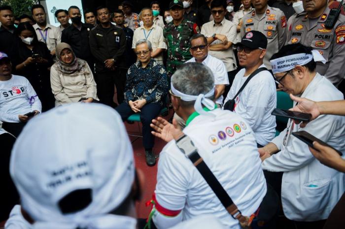 Sekretaris Jenderal Kemenkes RI Kunta Wibawa Dasa Nugraha  (tengah) mendengar tuntutan massa aksi demo.