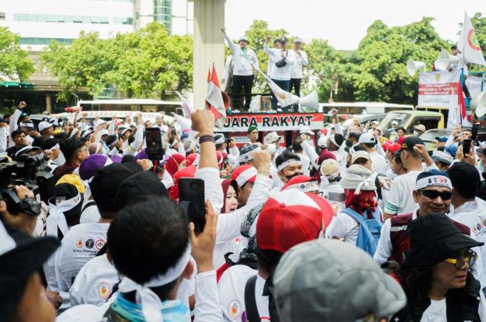 Ribuan tenaga kesehatan (Nakes) yang tergabung ke dalam sejumlah organisasi profesi kesehatan menggelar aksi demo di depan kantor Kementerian Kesehatan, Jakarta