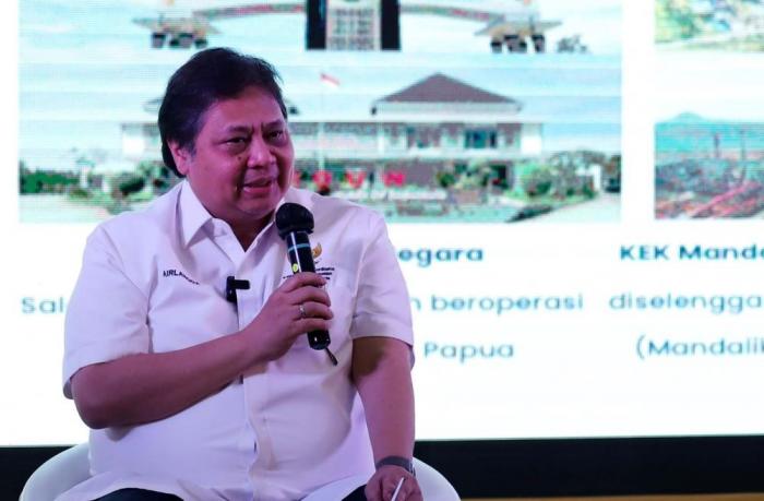 Menteri Koordinator Bidang Perekonomian Airlangga Hartarto memberikan keterangan pada kegiatan Social Space Sewindu PSN di Jakarta, Senin (8/5/2023).
