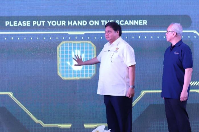 Airlangga Hartarto (kiri) bersama Deputi Bid Koordinasi Pemgembangan Wilayah dan Tata Ruang Wahyu Utomo meresmikan kampanye sewindu PSN.
