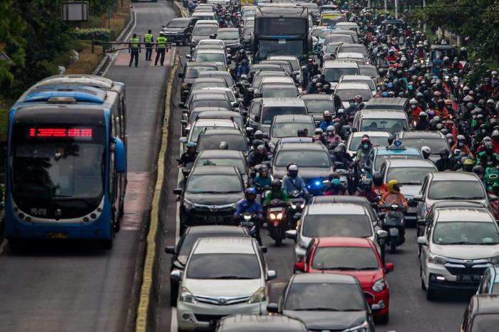 Ribuan kendaraan terjebak kemacetan saat jam pulang kerja di sejumlah ruas Jalan Jakarta, Rabu (10/5/2023).