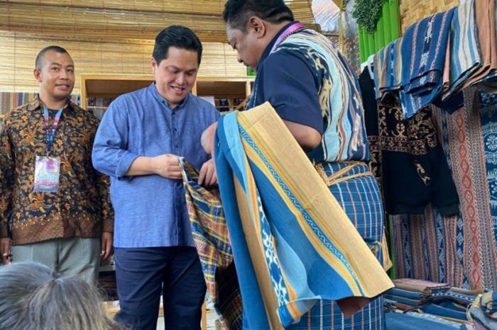 Menteri BUMN Erick Thohir mengunjungi booth pameran UMKM di acara SMEs HUB, Selasa (9/5/2023).