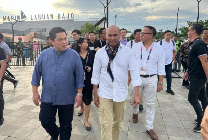 Menteri BUMN Erick Thohir bersama dengan Gubernur NTT Viktor Laiskodat meninjau SMEs HUB di Marina Waterfront Labuan Bajo, NTT, Selasa (9/5/2023).