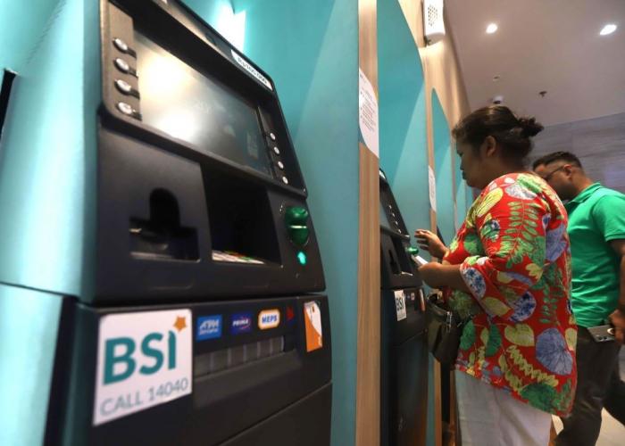 Nasabah melakukan transaksi di mesin anjungan tunai mandiri (ATM) di Gedung Wisma Mandiri I di Jakarta.