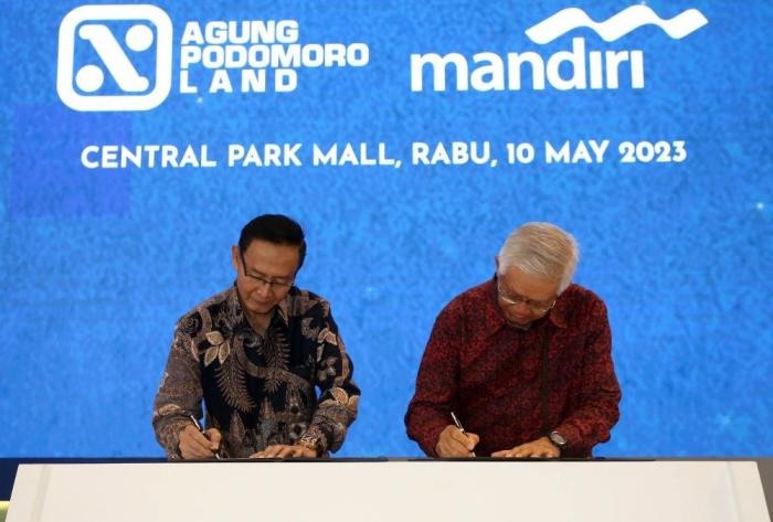 Dirut Agung Podomoro Land Bacelius Ruru (kanan) bersama Direktur Jaringan & Retail Banking Bank Mandiri Aquarius Rudianto menandatangani naskah kerja sama.