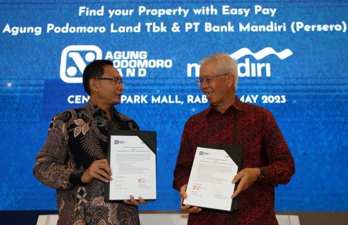 Dirut Agung Podomoro Land Bacelius Ruru (kanan) bersama Direktur Jaringan & Retail Banking Bank Mandiri Aquarius Rudianto menunjukkan dokumen kerja sama.