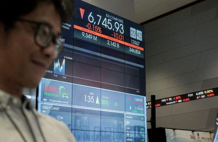 Pengunjung melihat layar pergerakan indeks harga saham gabungan (IHSG) di Gedung Bursa Efek Indonesia (BEI) Jakarta, Jumat (12/5/2023).