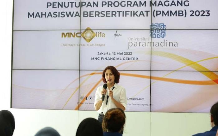 Direktur PT MNC Life Assurance Risye Dillianti menyampaikan sambutan pada penutupan program magang di MNC Financial Center, Jakarta, Jumat (12/5/2023).