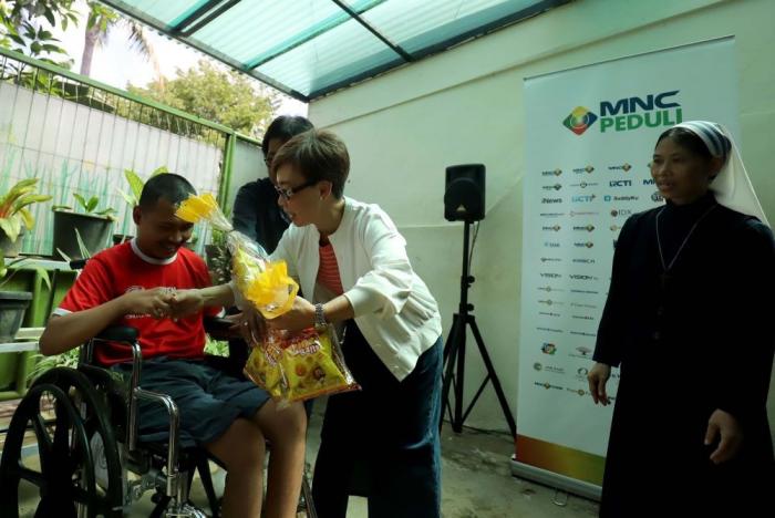 GGOD MNC Vision Networks Vera Tanamihardja menyapa salah satu anak di Yayasan Bhakti Luhur.