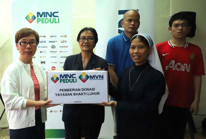 GGOD MNC Vision Networks Vera Tanamihardja menyerahkan bantuan donasi secara simbolis kepada Yuli, perwakilan dari Yayasan Bhakti Luhur di Yayasan Bhakti Luhur,